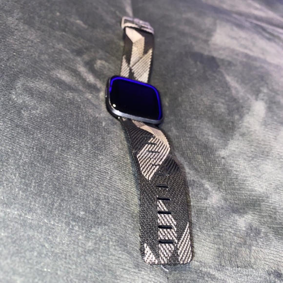 Versa 2 Fitbit - Picture 4 of 4